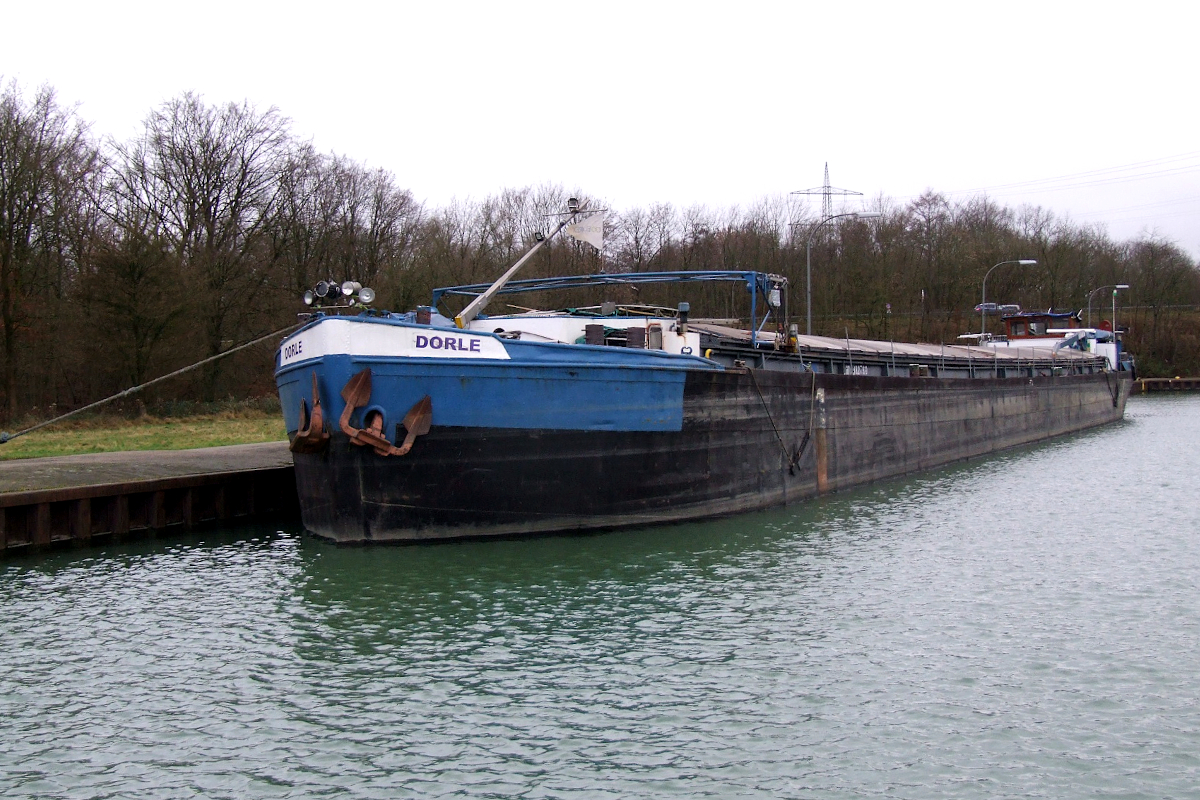 GMS Dorle (ENI:04015880) L.67m B.8,20m T 1000 Baujahr 1937 Flagge Tschechien am Anleger in Datteln DEK am 19.12.2021