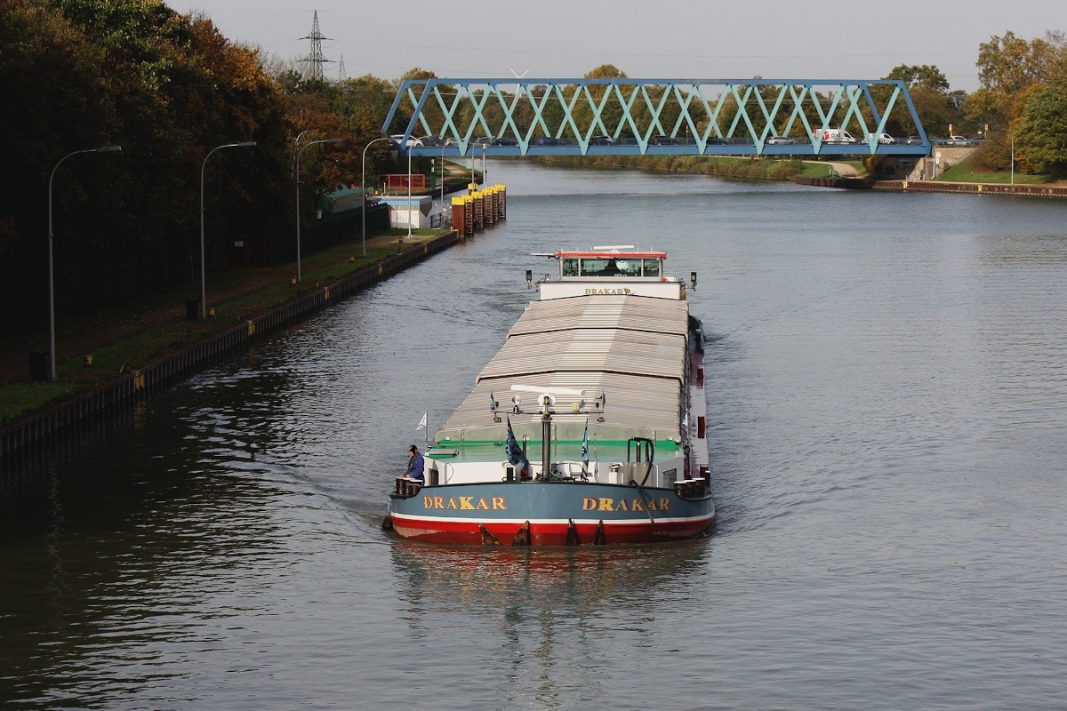 GMS DRAKAR (ENI:02322183) L.80 m B.8,20 m T.1064 Flagge Niederlande auf dem WDK bei der Einfahrt in der Schleuse Datteln am 28.10.2022 zu Berg. 