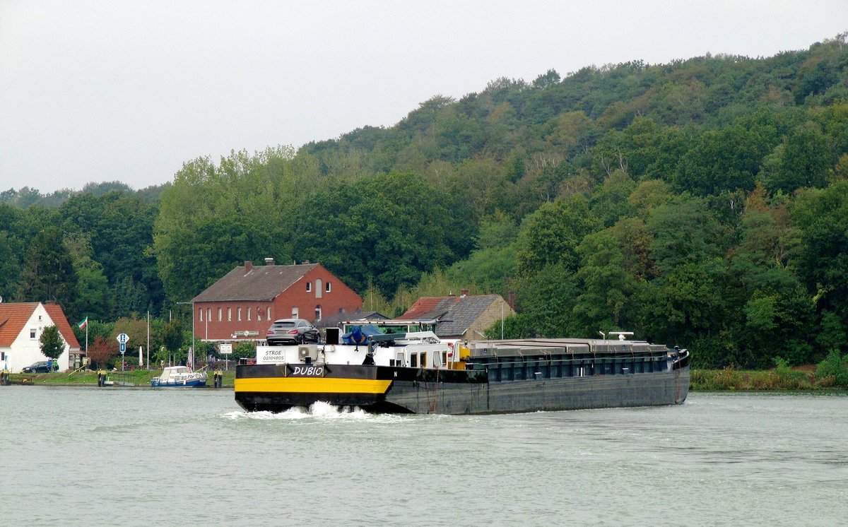 GMS  DUBIO  (02104805 , 80 x 9m) am 03.10.2020 im Nassen Dreieck. Das GMS  kam vom  DORTMUND-EMS-KANAL  zu Tal und bog nach Steuerbord in den  MITTELLANDKANAL  zu Berg ab.