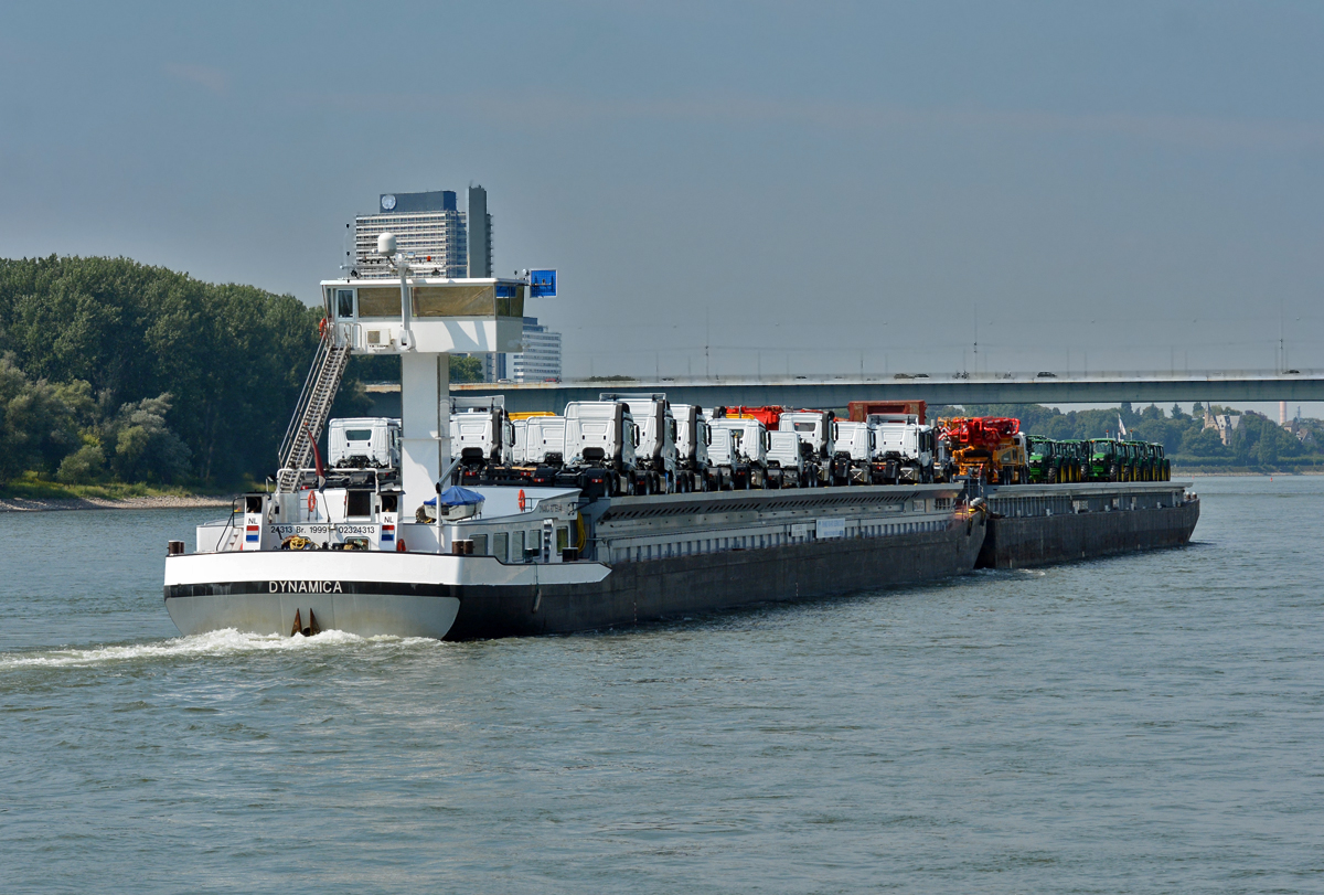 GMS Dynamica mit jeder Menge LKW`s und Traktoren als Fracht bei Bonn-Oberkassel - 22.08.2015