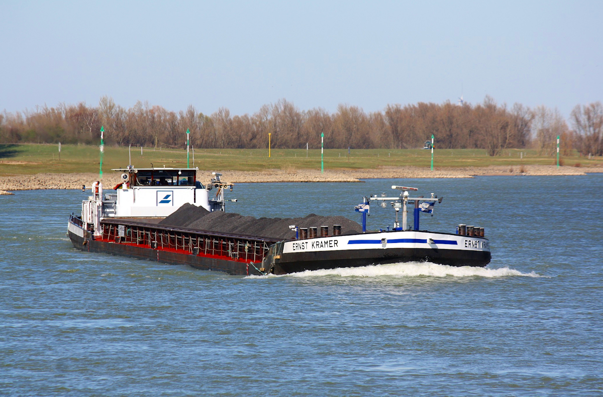 GMS ERNST KRAMER (ENI:04029360) L.105 m B.9,50 T 2274 Flagge Deutschland am 19.03.2022 auf dem Rhein zu Berg in Xanten.