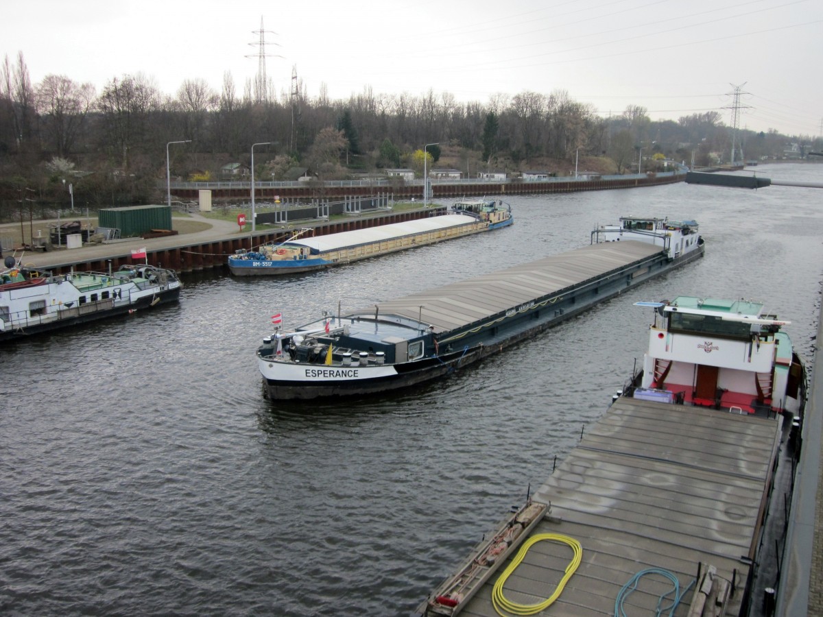 GMS Esperance (02320965 , 67 x 9,20) hat seine Warte-Position in der Spree/Westhafenkanal verlassen und fährt am 18.003.2014 zur Bergschleusung in die Schleuse Charlottenburg ein. 