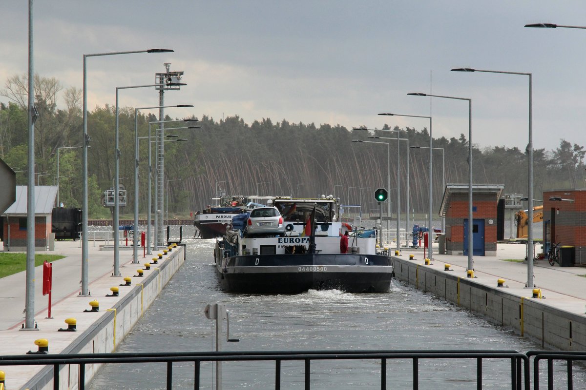 GMS Europa (04400500) am 26.04.2018 beim Verlassen der neuen Schleusenkammer Zerben mit Fahrtrichtung Burg / Schleuse Hohenwarthe. Davor das GMS Pardus (04019360).