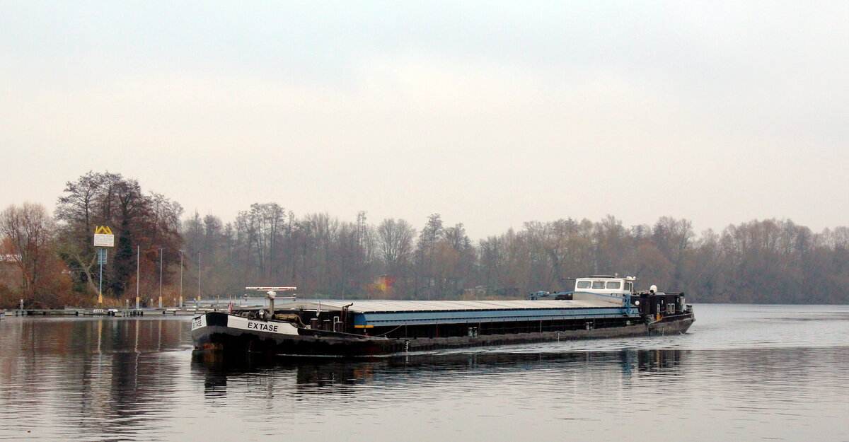 GMS  EXTASE  (04031050 , 67 x 8,20m) am 07.12.2021 auf  HAVEL  - Talfahrt vor der Schleuse Brandenburg.