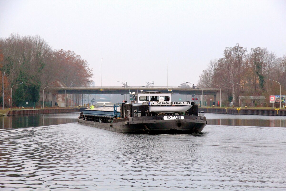 GMS  EXTASE  (04031050 , 67 x 8,20m) fuhr am 07.12.2021 zur Talschleusung in die Südkammer der  SCHLEUSE  BRANDENBURG  /  HAVEL.