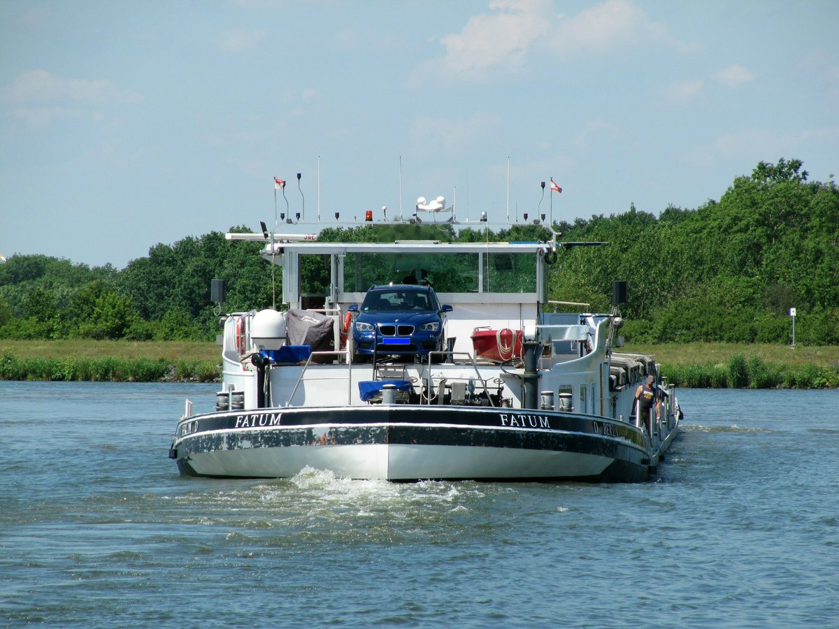 GMS Fatum (04805290 , 100 x 9,50m) am 19.06.2017 nach dem Verlassen der Schleuse Rothensee nach Backbord in den Mittellandkanal einfahrend. Sehr schönes Fahrzeug auf dem Heck - in Tiefseemetallic.