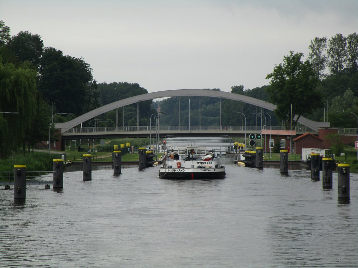 GMS Ferdinand (04001730 , 80 x 8,20m) am 06.06.2019 im Elbe-Lübeck-Kanal auf Talfahrt , hier bei der Einfahrt in die Schleuse Berkenthin.