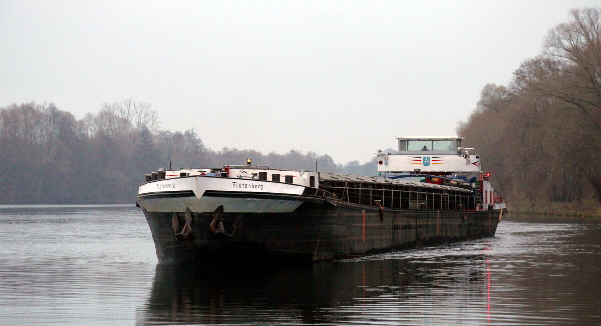 GMS  FLÜTENBERG  (04602500 , 80 x 8,20m) mußte am 07.12.2021 vor der Schleuse Brandenburg /  HAVEL  auf die Talschleusung warten. 