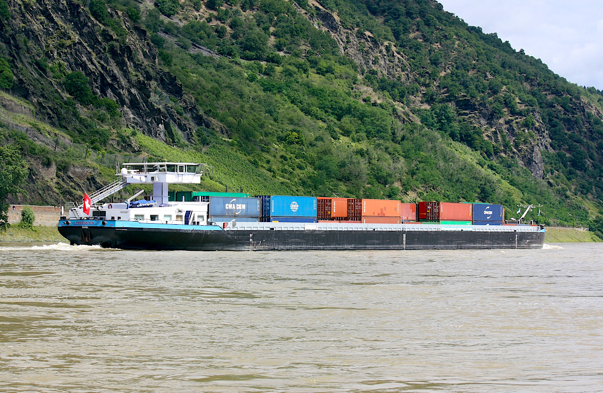 GMS FREIENSTEIN (ENI:02333677) L.135m B.14,35 T4044 Flagge Schweiz am 15.07.2021 auf dem Rhein zu Berg in Oberwesel.