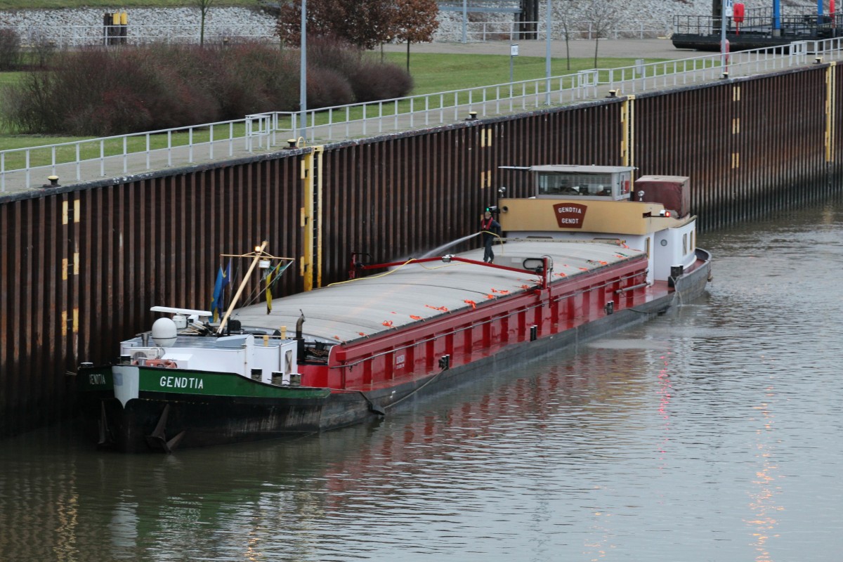 GMS Gendtia (02102538 , 69,86 x 7,30m) am 18.12.2014 im Unterwasser (RVK) der Schleuse Rothensee. Dort wartete das 1950 gebaute GMS auf die Bergschleusung und bekam noch eine  Reinigung . 