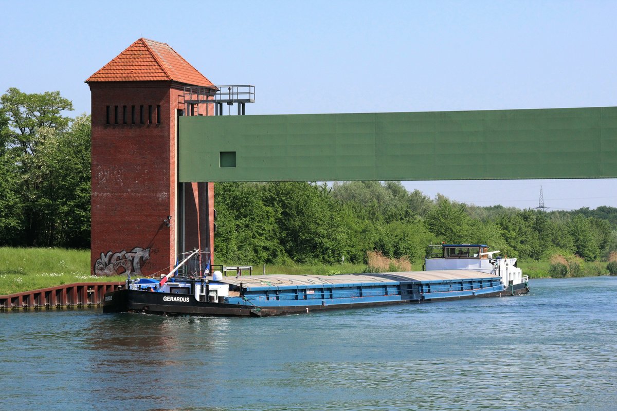 GMS Gerardus (02318545 , 86 x 8,2m) am 14.05.2018 im Dortmund-Ems-Kanal bei der Unterquerung des südlichen Sperrtores der Lippe-Überquerung vor dem WDK-Abzweig.