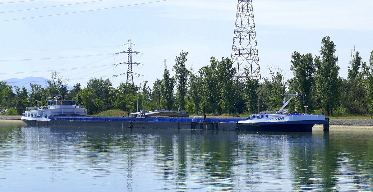 GMS Gerda, rheinabwärts, in Wartestellung vor der Schleuse Vogelgrün/Elsaß, L=70m, Tonnage 776t, 390 PS, Baujahr 1958, gemeldet in Duisburg, Mai 2025