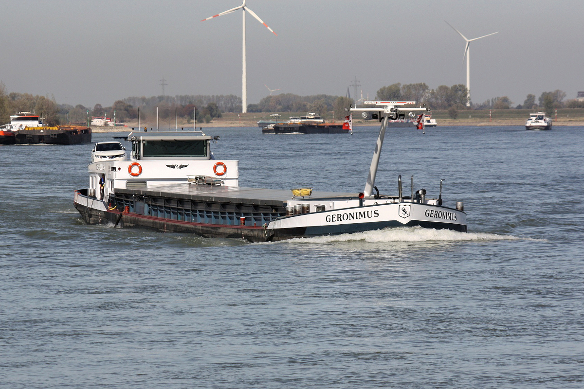 GMS Geronimus (ENI:06003753) L.73m B.8,20m T.1067 am 05.10.2018 zu Berg bei Xanten.