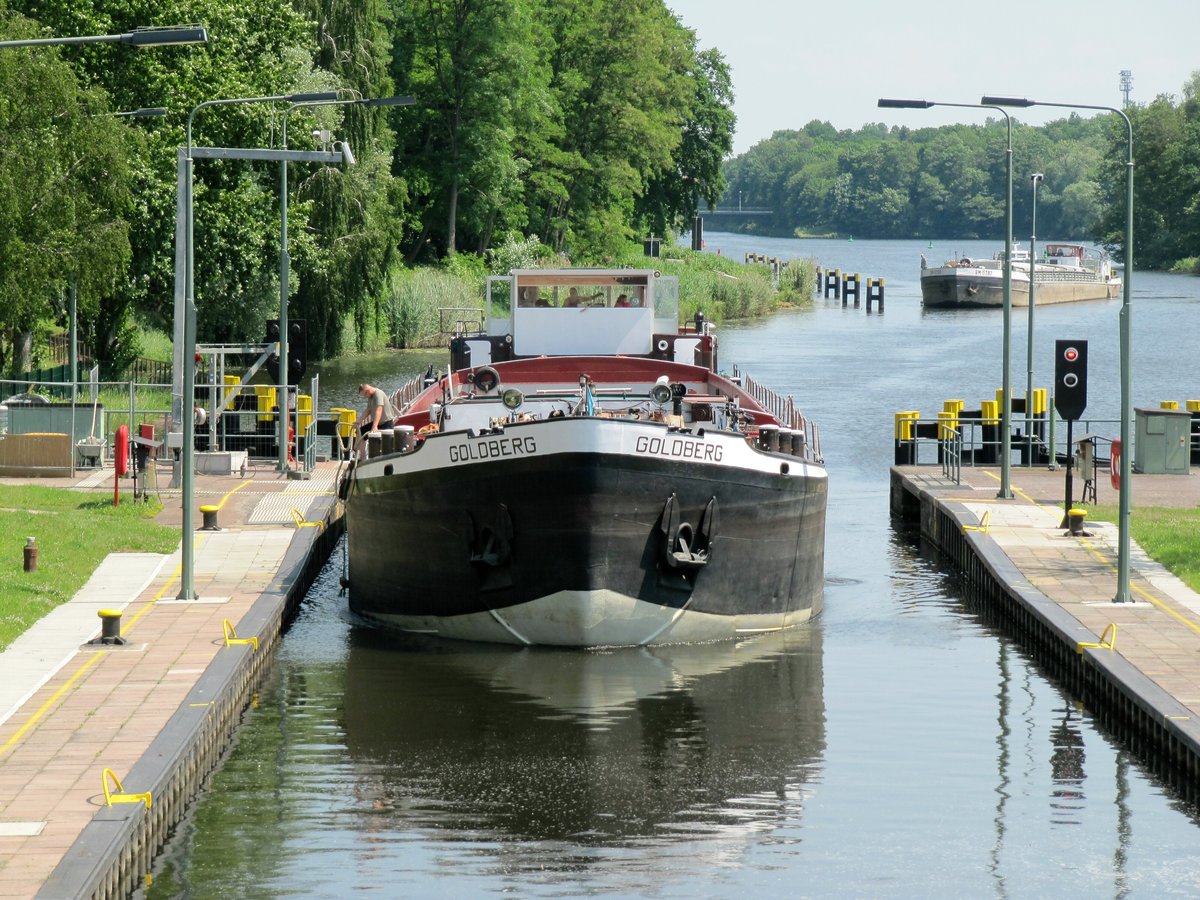 GMS Goldberg (04031090 , 67 x 8,20m) am 08.06.2016 bei der Einfahrt in die Schleuse Kleinmachnow im Teltowkanal.