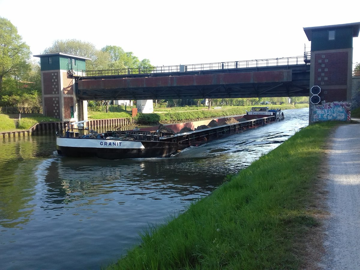 GMS  Granit  der Fa. Bergschneider, Ibbenbüren, auf dem Rhein-Herne-Kanal am 27.04.2020. Das Schiff fährt in Richtung Rhein und unterquert gerade die Becklem-Brücke (Nr. 367)und das nebenan liegende Sicherheitstor.