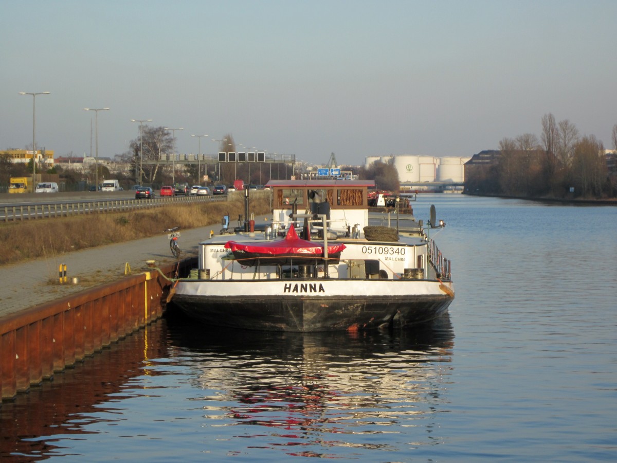 GMS Hanna (05109340 , 67 x 8,18) am 25.02.2014 im Westhafenkanal. Links zu sehen die Berliner Stadtautobahn A100 und im Hintergrund die Einfahrt zum Westhafen.