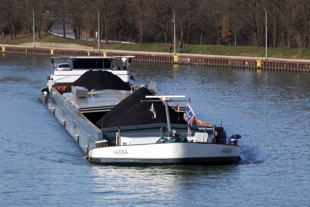 GMS Hanna (EIN:04802420)Maschine Deutz 1000 PS am 23.02.2019 beim einfahren in die Schleuse Datteln WDK.