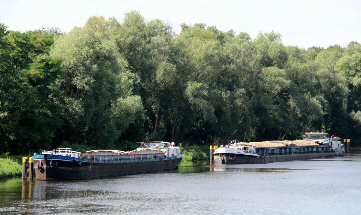 GMS  HANSA (05101120 , 65 x 6,3m) und  IDEAL (04604690 , 80 x 8,20m) lagen am 05.08.2020 im Unterwasser der Schleuse Kleinmachnow / Teltowkanal und warteten auf die Bergschleusung.