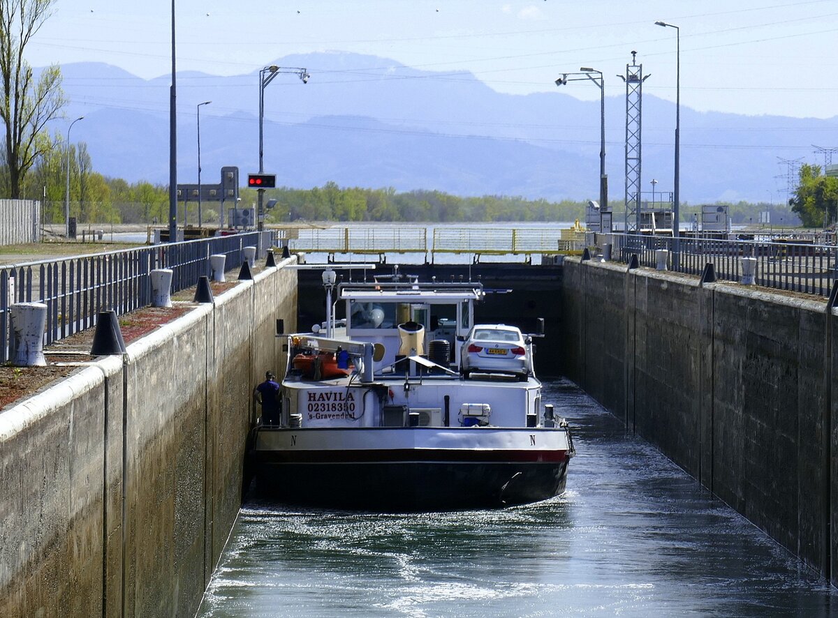 GMS HAVILA ENI 02318350, wird in der Schleuse Vogelgr�n/Elsa� rheinaufw�rts geschleust, April 2026
