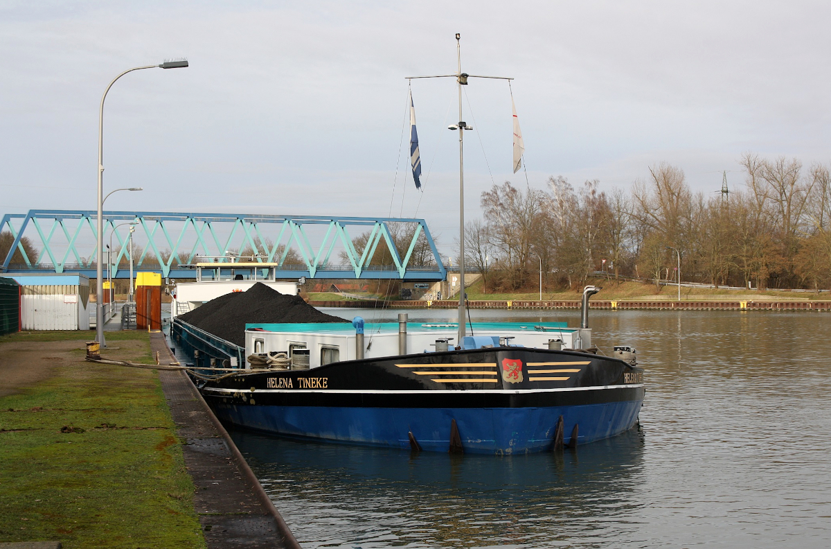 GMS HELENA-TINEKE (ENI:02318506) L.85 m B.9,50 m T 1427 Flagge Niederlande am 01.01.2022   an der Schleuse in Datteln.