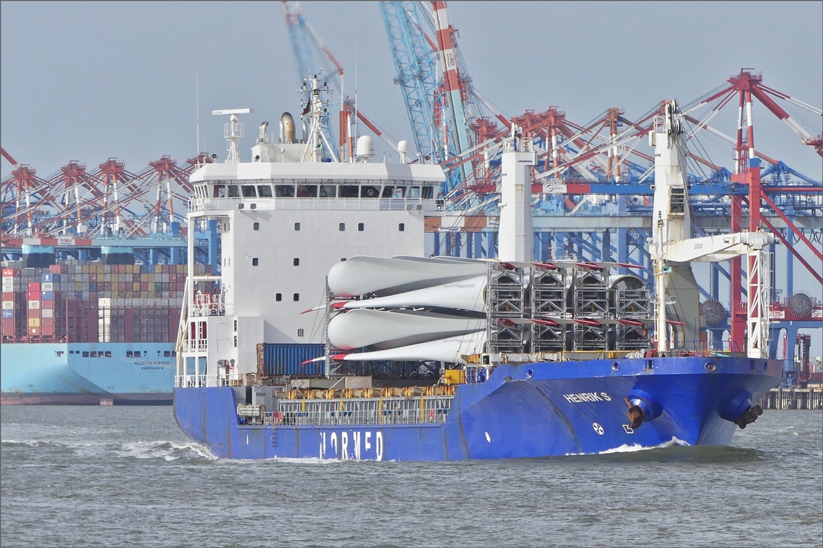 GMS HENRIK S; IMO 9347633; Bj. 2007 L 129,5 m; B 19 m; Flagge Panama; nähert sich über die Weser dem Überseehafen von Bremerhaven, als Fracht hat er Flügelblätter für Windkrafträder geladen.