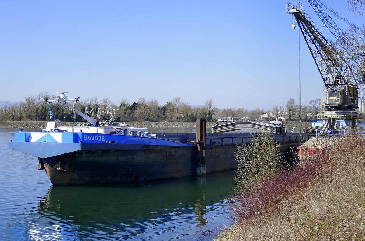 GMS Houdoe, ankert im Rheinhafen von Breisach, L=110m, Tonnage 3004t, 2108 PS, Baujahr 1993, gemeldet in Heijningen/NL, März 2025