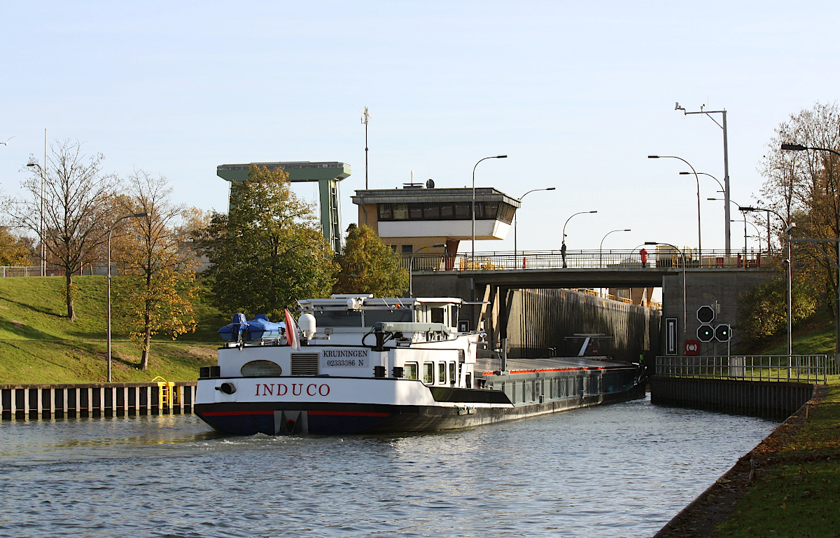 GMS INDUCO (ENI:02333386) Flagge Niederlande L.86m B.9,50m T 1620 am 06.11.2020 auf dem WDK bei der Einfahrt in die Schleuse Datteln.