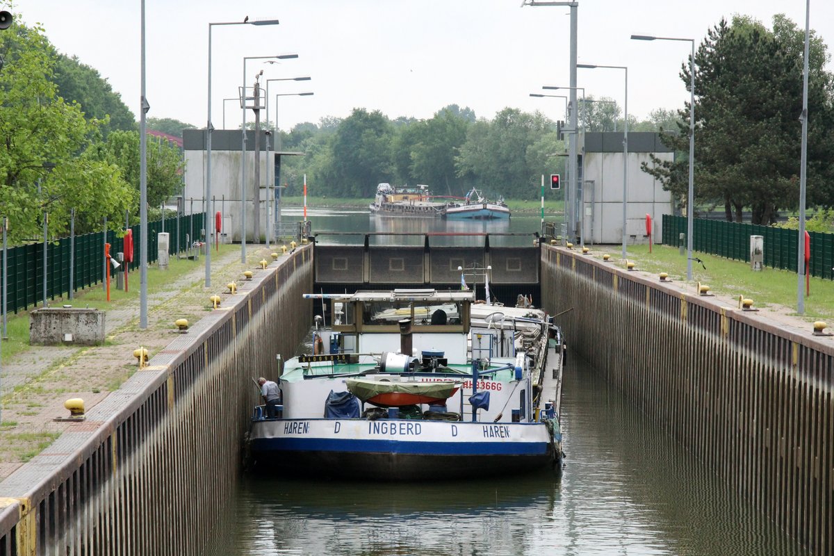 GMS Ingberd (04009030 , 80,07 x 8,20m) am 11.05.2018 in der DEK-Schleuse Altenrheine zu Berg. Im Hintergrund wartet GMS Annegret (04018550).