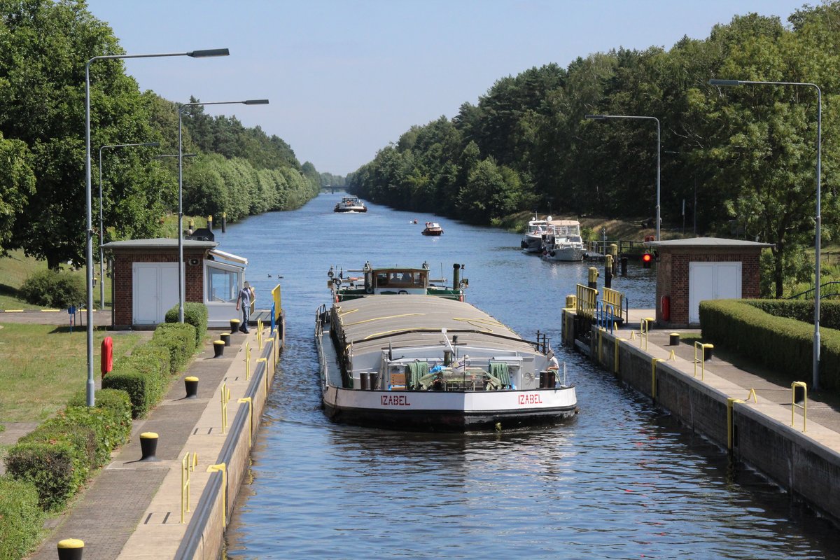 GMS Izabel (08340049 , 56,60 x 7,58m) am 14.07.2018 bei der Einfahrt in die Schleuse Schönwalde / Havelkanal zu Tal.