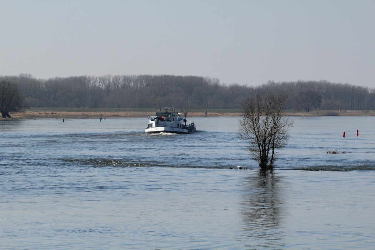 GMS Jade (06003794 , 100 x 9,50m) am 17.03.2016 beim Wechseln der Fahrwasserseite am Elbe-km 439 zu Tal. 