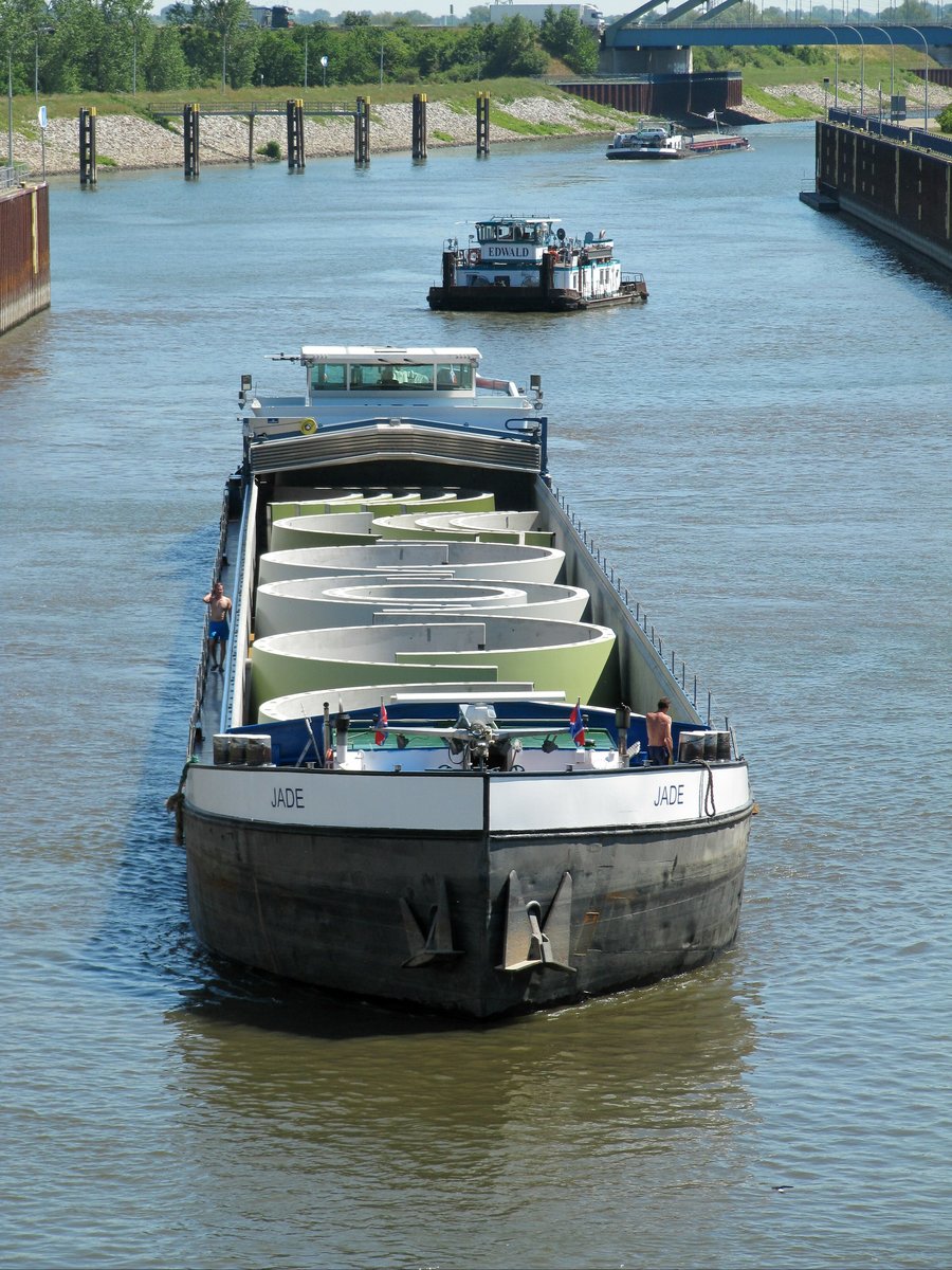 GMS Jade (06003794 , 100 x 9,50m) am 19.06.2017 im Unterwasser der Schleuse Rothensee in diese einfahrend. Dahinter das Schubboot Edwald (05602420).