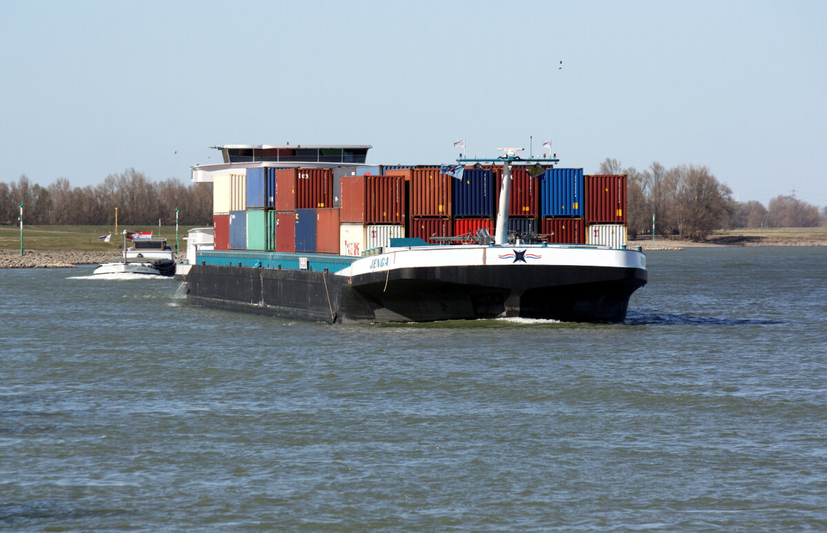 GMS JENGA (ENI:02330197) L.135 m B.17,10 m T 6789 TEU 396 Lagen 498 5 Lagen Flagge Niederlande auf dem Rhein am 19.03.2022 in Xanten zu Berg. 