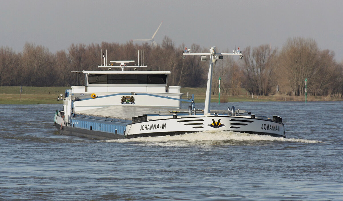 GMS JOHANNA_M (ENI:02330574) L.109,85 m B.11,45 m T 3262 TEU 208 Flagge Niederlande auf dem Rhein zu Berg am 28.03.2022 in Xanten.