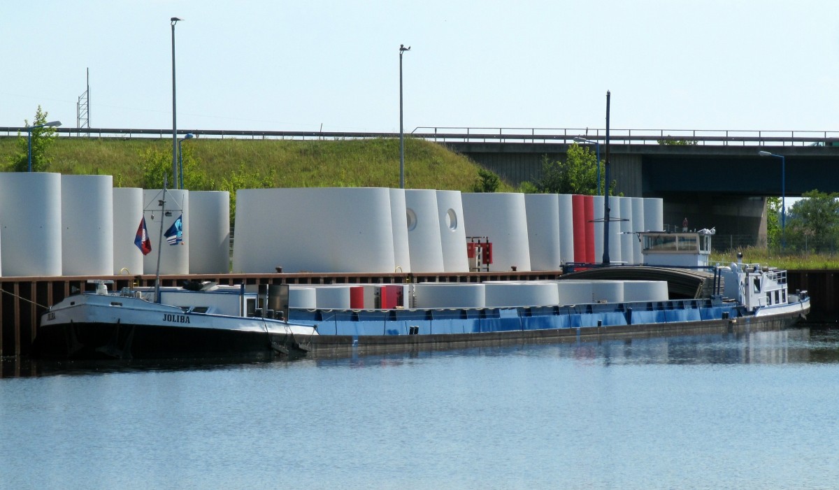 GMS Joliba (04022290 , 82 x 9m) lag am 02.08.2015 mit Betonteilen für Windkraftanlagen beladen im Hafen Wustermark (Havelkanal). 