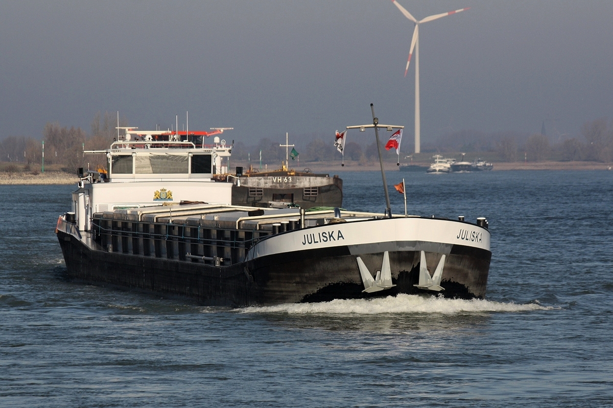 GMS Juliska (EIN:02315923)Maschine Mitsubishi 953 PS am 16.11.2018 auf dem Rhein bei Xanten zu Berg.