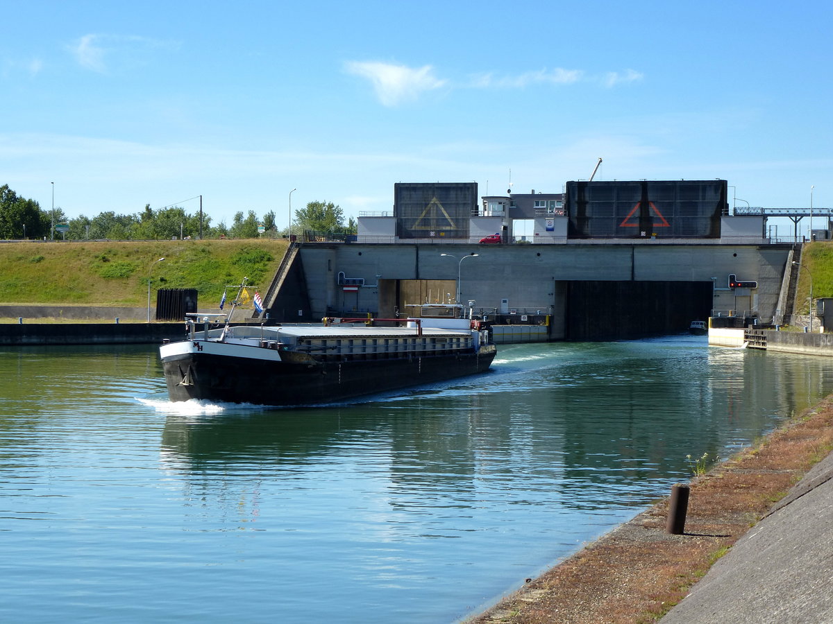 GMS  Kalithea , nach dem Verlassen der Schleusenkammer in Marckolsheim, rheinabwrts, Juni 2017 