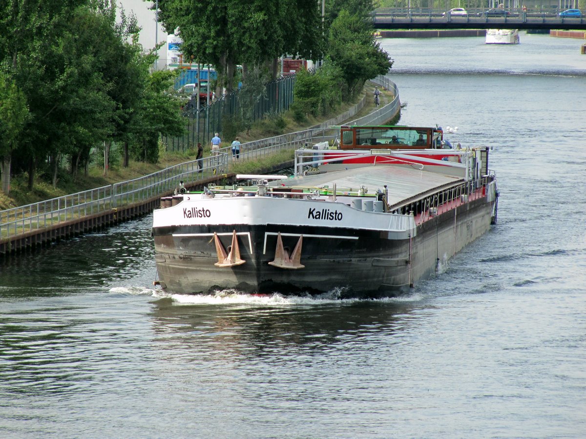 GMS  KALLISTO (04403460 , 80 x 9,50m) , ex Otrate , am 19.08.2020 im Westhafenkanal in Berlin-Charlottenburg zw. der Mörschbrücke (im Hintergrund) und dem Goerdelersteg auf Bergfahrt.