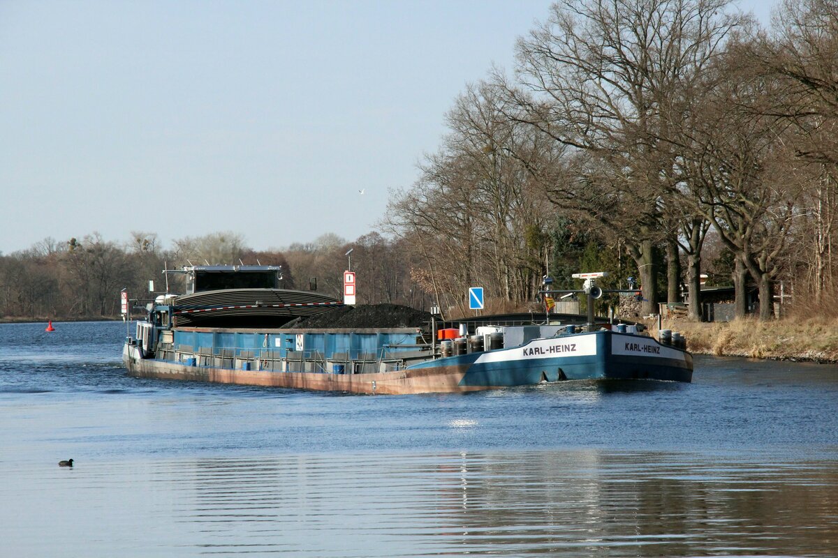 GMS  KARL-HEINZ  (04400890 , 85 x 9m) am 14.02.2022 im Sacrow-Paretzer-Kanal /  UNTERE  HAVEL-WASSERSTRASSE  Höhe Schlänitzsee auf Bergfahrt nach Berlin.