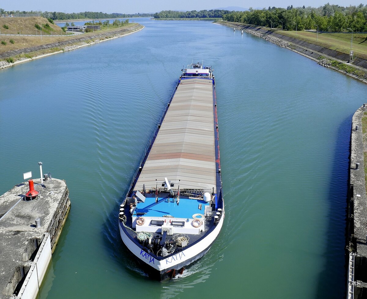 GMS Katja, ENI 02319922, rheinaufwärts bei der Einfahrt in die Schleuse Fessenheim/Elsaß, Aug.2025