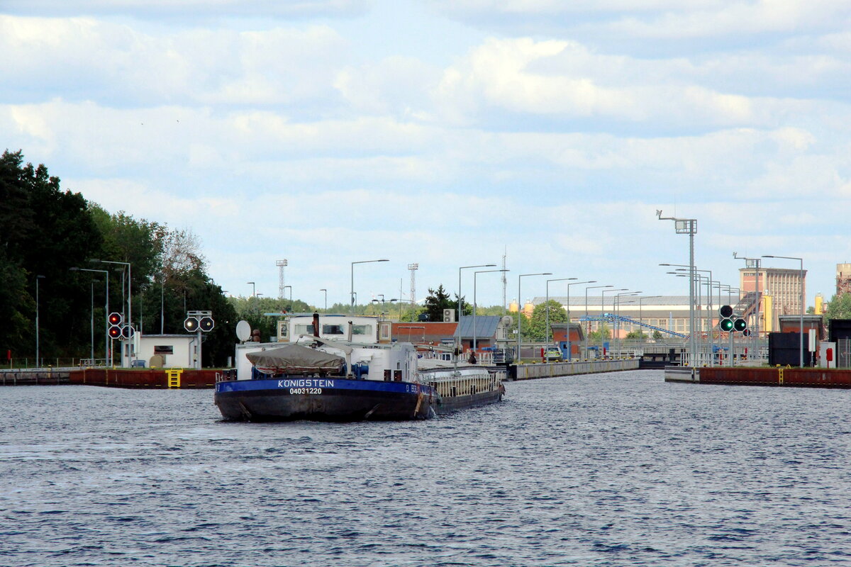 GMS  KÖNIGSTEIN  (04031220 , 80 x 8,20m) am 24.08.2021 bei der Einfahrt vom Oberwasser in die  SCHLEUSE ZERBEN  /  ELBE-HAVEL-KANAL .