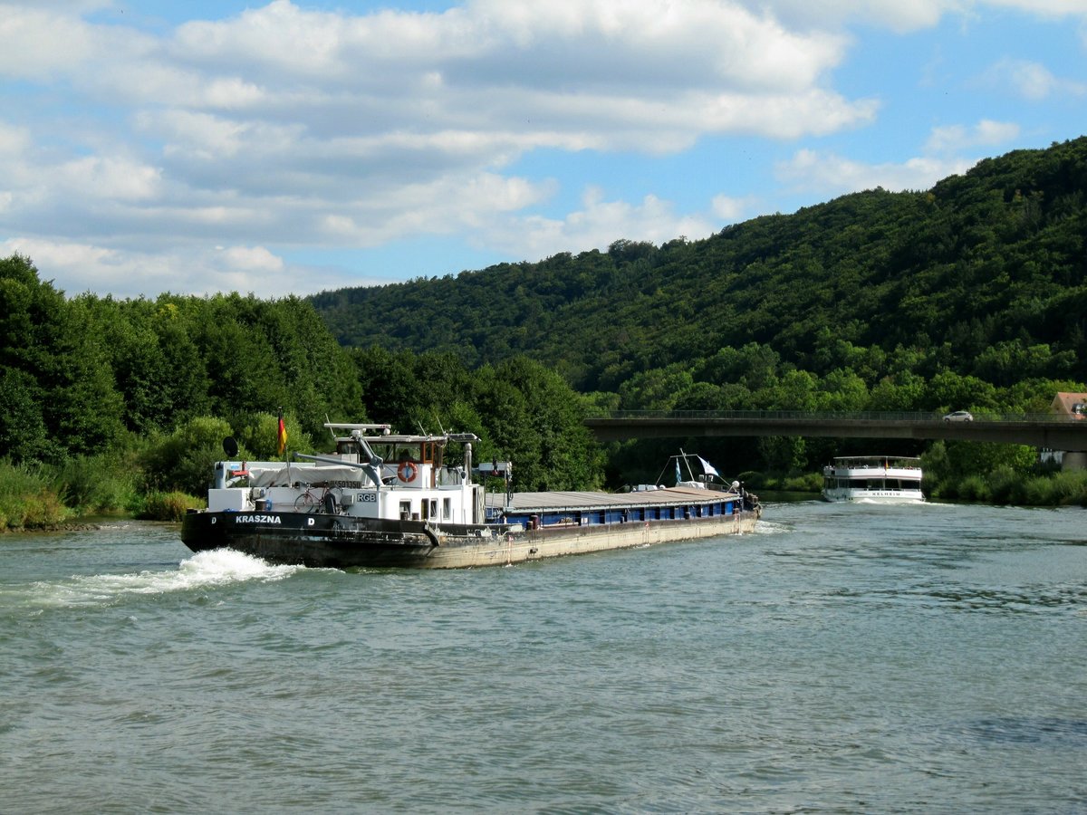 GMS Kraszna (04501350 , 86 x 8,20m) folgte am 13.09.2019 dem FGS Kelheim (04812260) auf dem Main-Donau-Kanal zu Tal Richtung Kelheim/Donau bei Riedenburg.