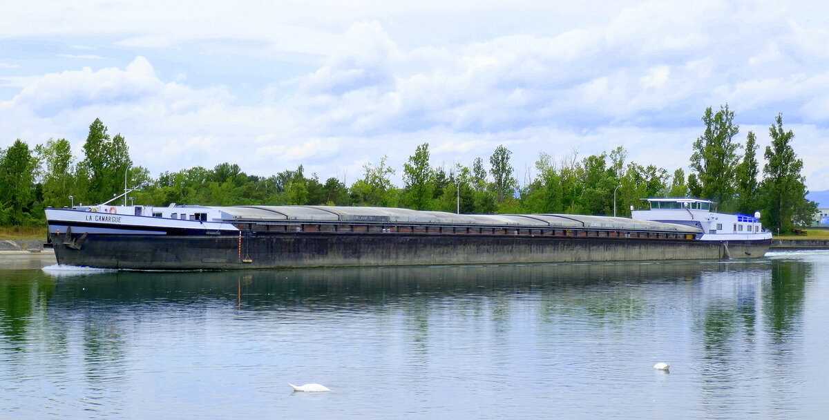 GMS La Camargue, ENI 02322305, hat die Schleuse Vogelgrün/Elsaß verlassen und fährt rheinaufwärts, Juli 2025