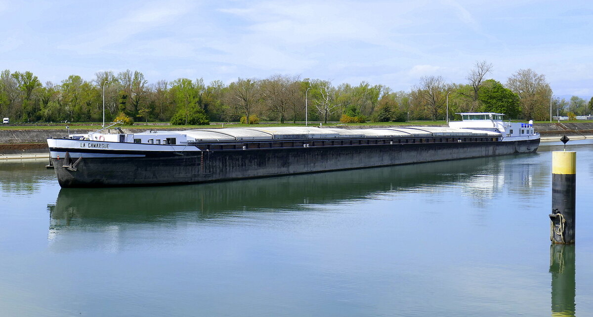 GMS LA CAMARGUE ENI 02322305, rheinaufw�rts in Warteposition vor der Staustufe Vogelgr�n/Elsa�, April 2026