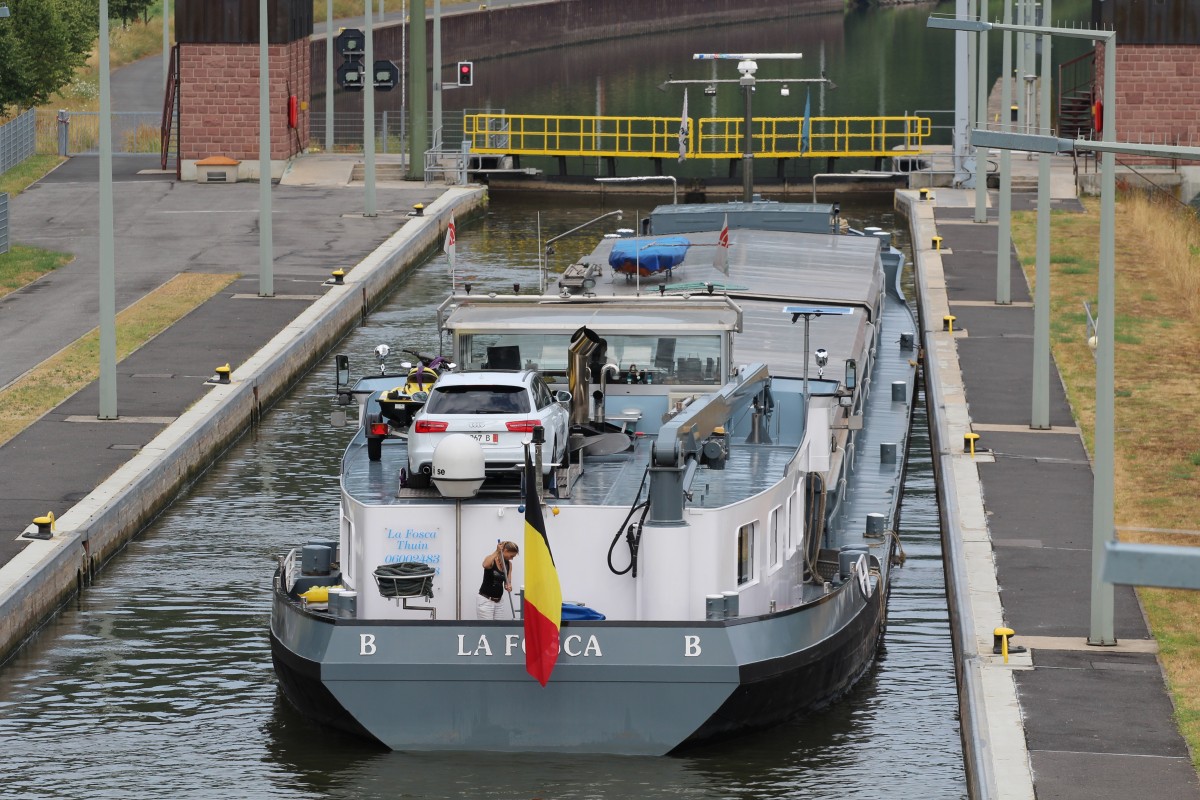 GMS La Fosca (06002483 , 86 x 8,15m) am 28.07.2013 in der Main-Schleuse Harrbach. Das GMS wartete auf die Talschleusung.