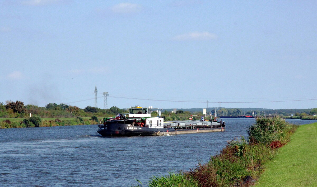 GMS  LABE 20 (08451017 , 79,52 x 9,20m) bog am 14.09.2021 vom  MITTELLANDKANAL nach Steuerbord in den Rothenseer Verbindungskanal ab.