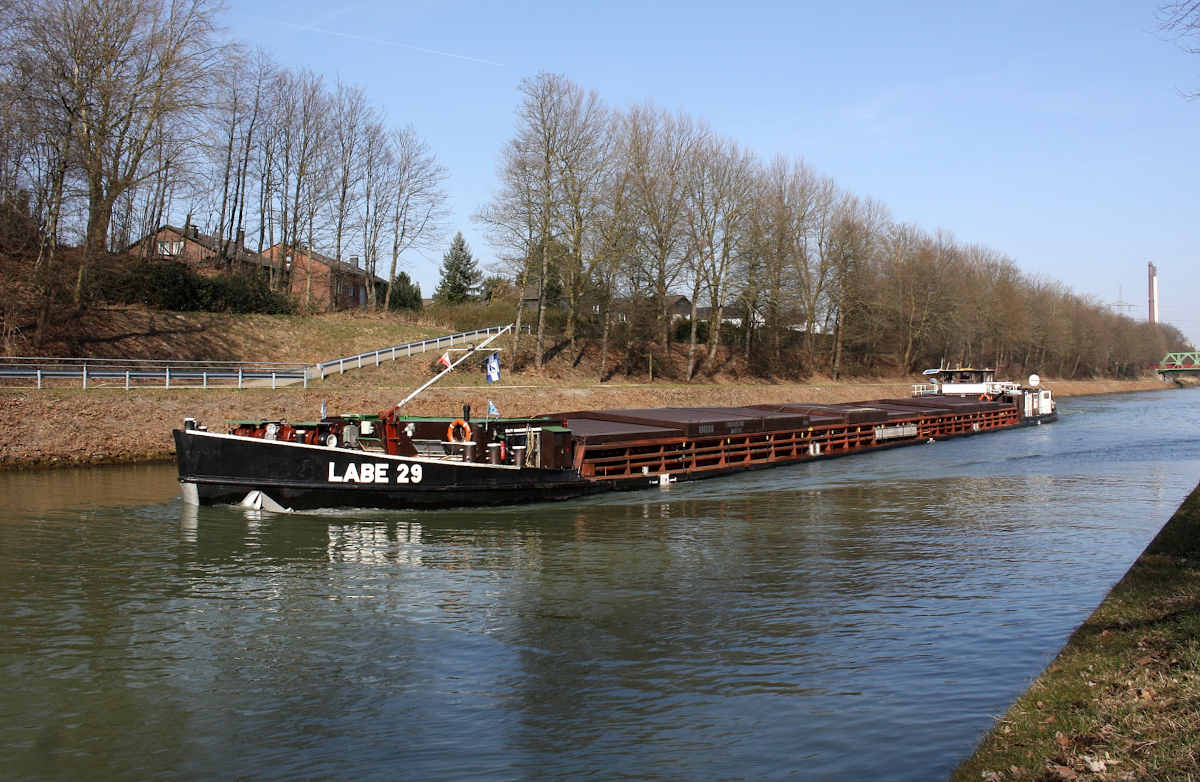 GMS LABE 29 (ENI:08451018) L.79,85 m B.9,28 m T 1145 Baujahr 1975 Flagge Tschechien auf dem RHK in Datteln am 11.03.2022 zu Berg.