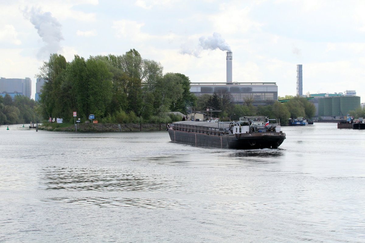 GMS Lavenburg (08348067) stoppte am 26.04.2017 in der Spreemündung in Berlin-Spandau und drehte nach Backbord um die Havel zu Tal zu befahren. 