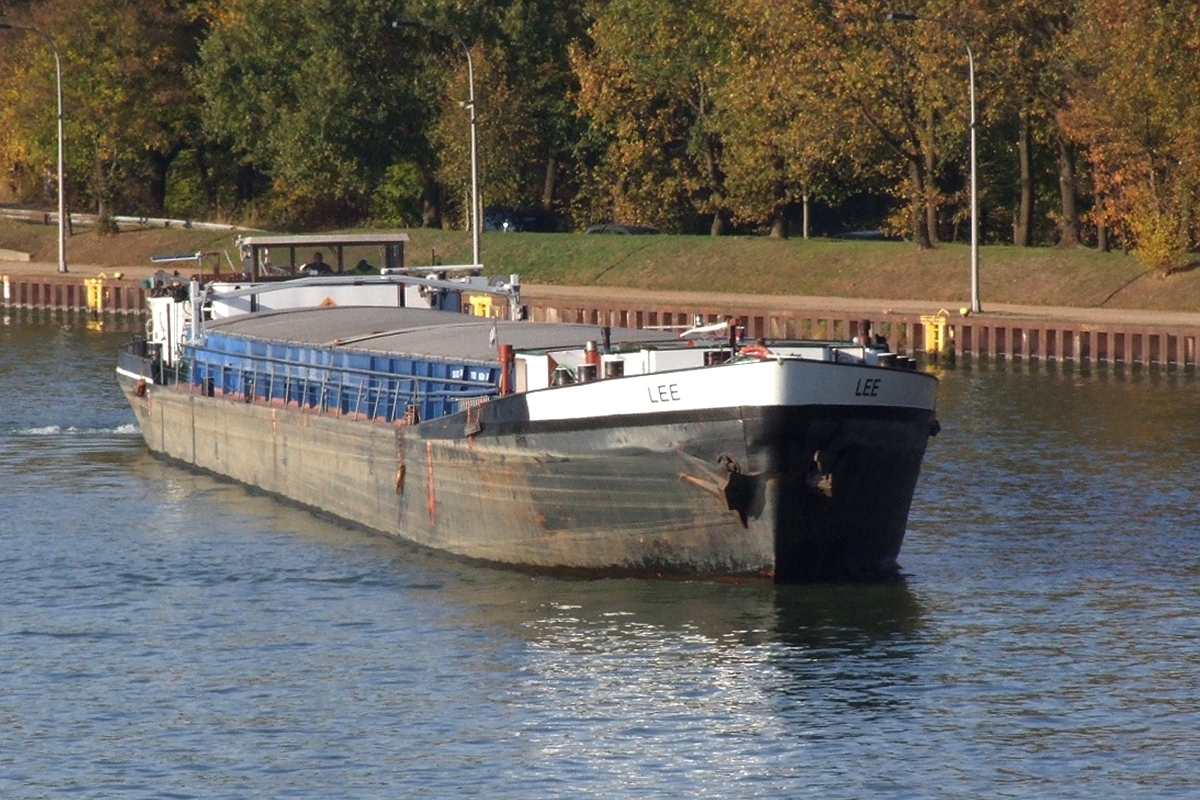 GMS Lee (ENI:04401580)Baujahr 1956 am 03.11.2018 WDK einlaufen Schleuse Datteln.