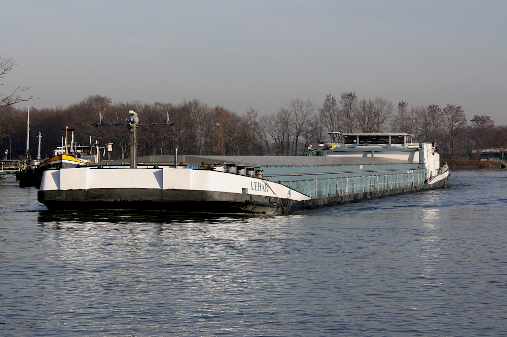 GMS LEHAR (ENI:05115700) L.85 m B.9,60 m T 1774 Flagge Niederlande auf dem DEK am 15.02.2023 zu Berg am Dattelner Meer.