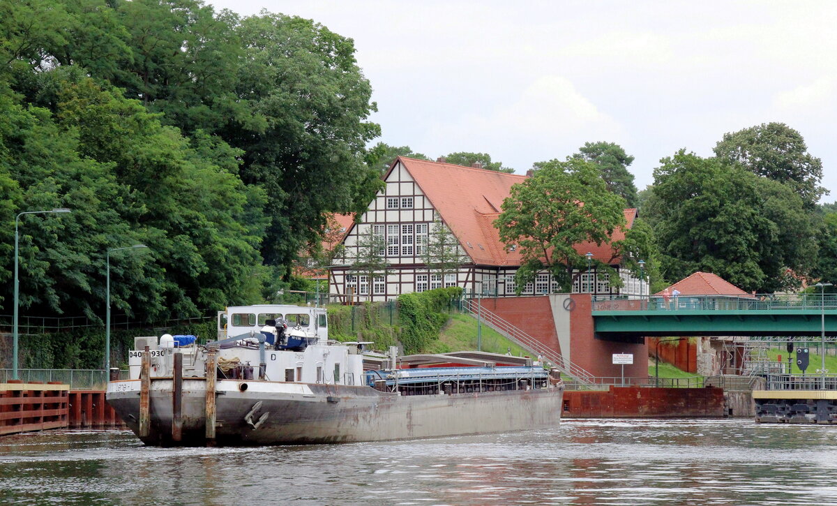 GMS  LENE-L  (04030930 , 67 x 8,20m) am 19.07.2021 bei der Einfahrt in die Nordkammer der  SCHLEUSE KLEINMACHNOW  /  TELTOWKANAL  zu Berg.